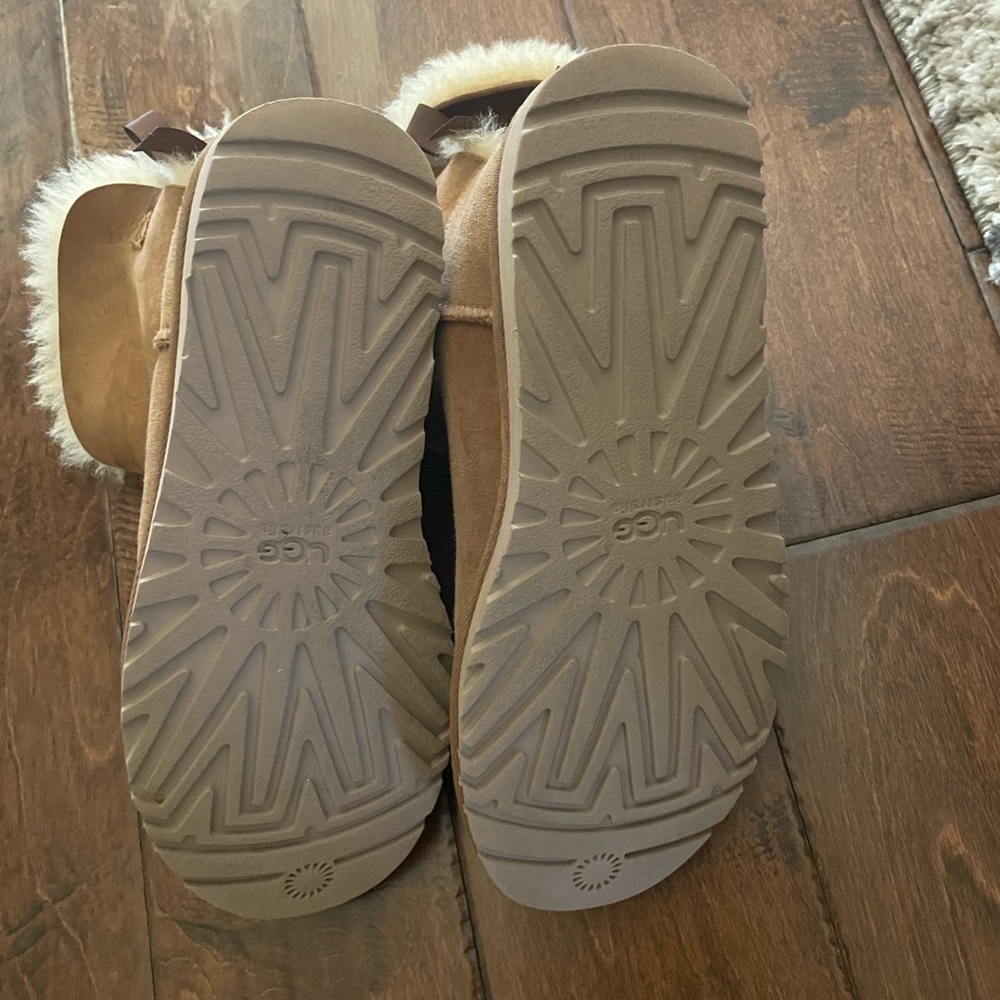 Slightly used worn a few times uggs. Size 8.